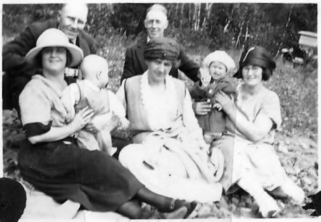 duluth-baby-family-on-rocks-1920s